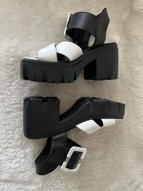 LA Moderniste Platform Sandals in Black & White